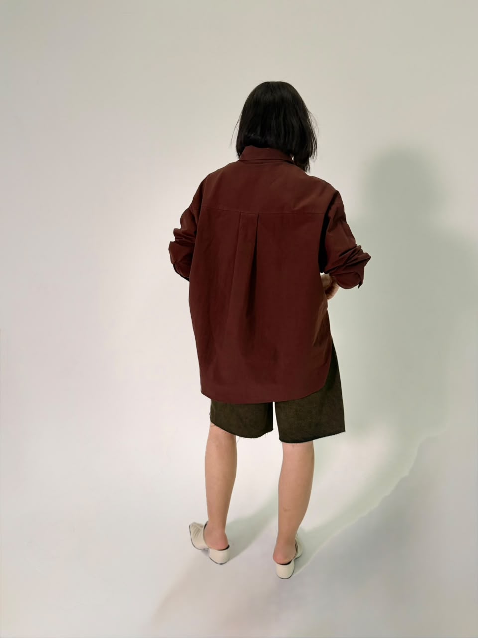 Camisa marrom, costas com prega