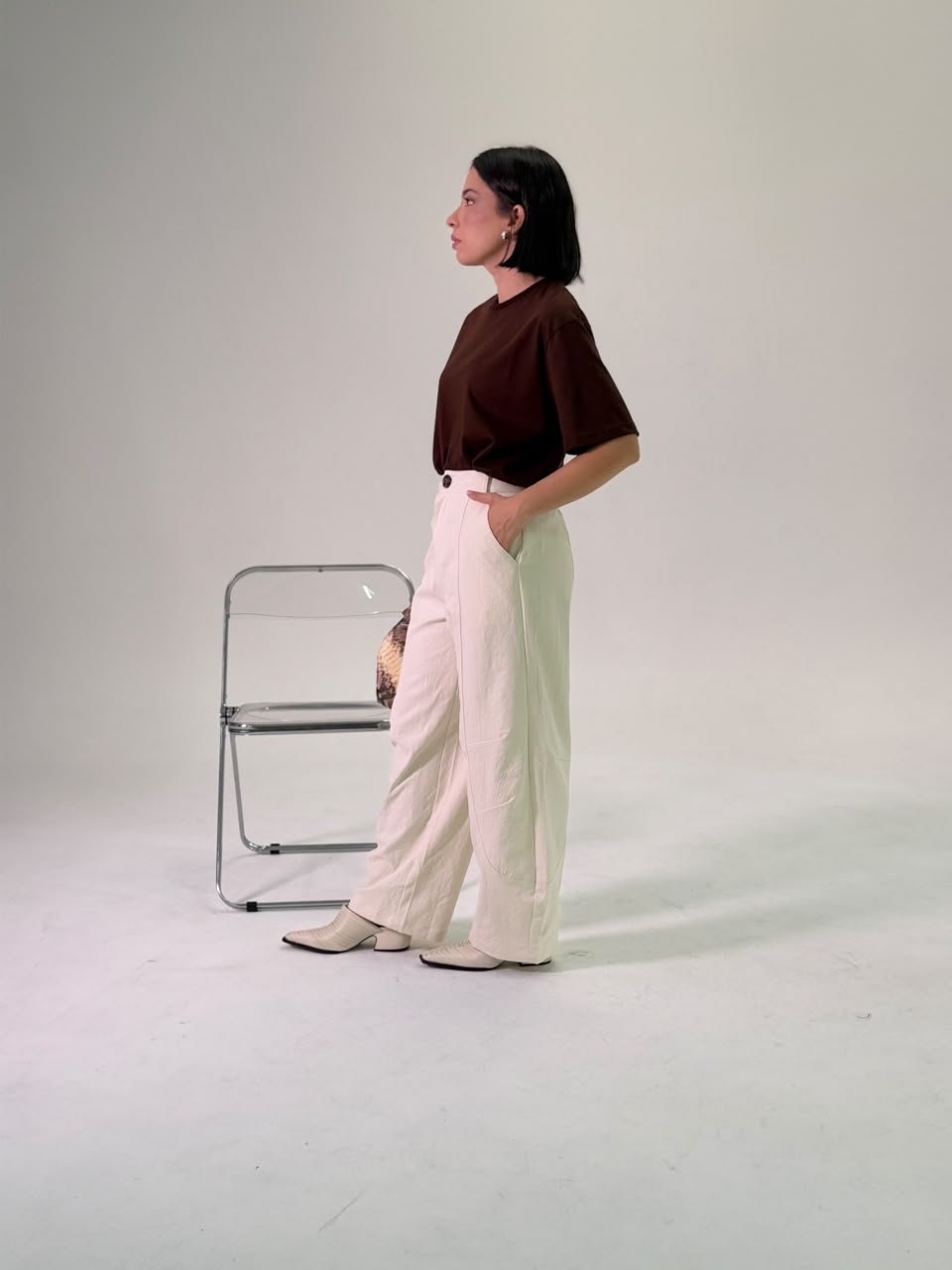 Camiseta marrom com calça creme pantalona