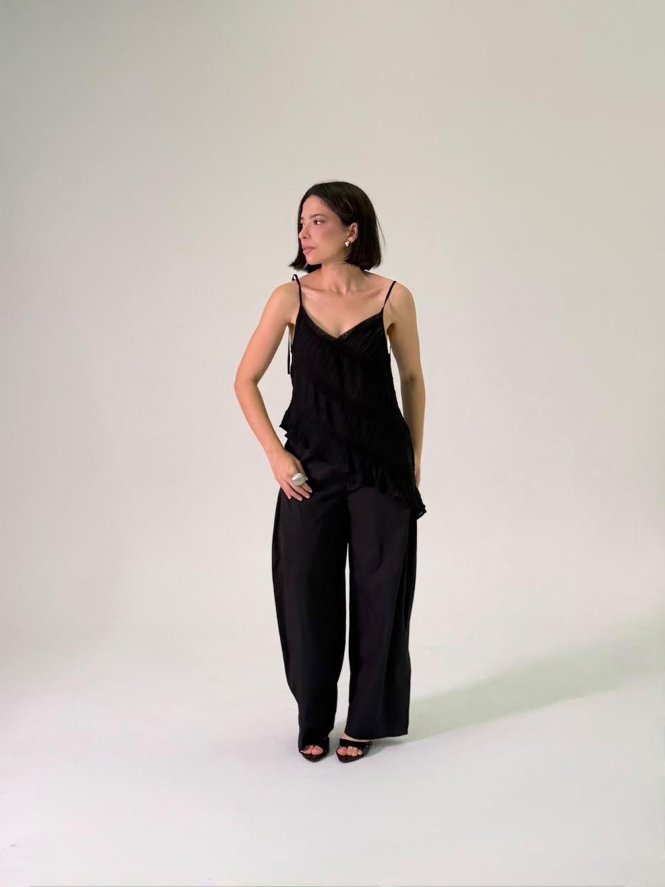 Top slip preto assimétrico com calça preta fluida