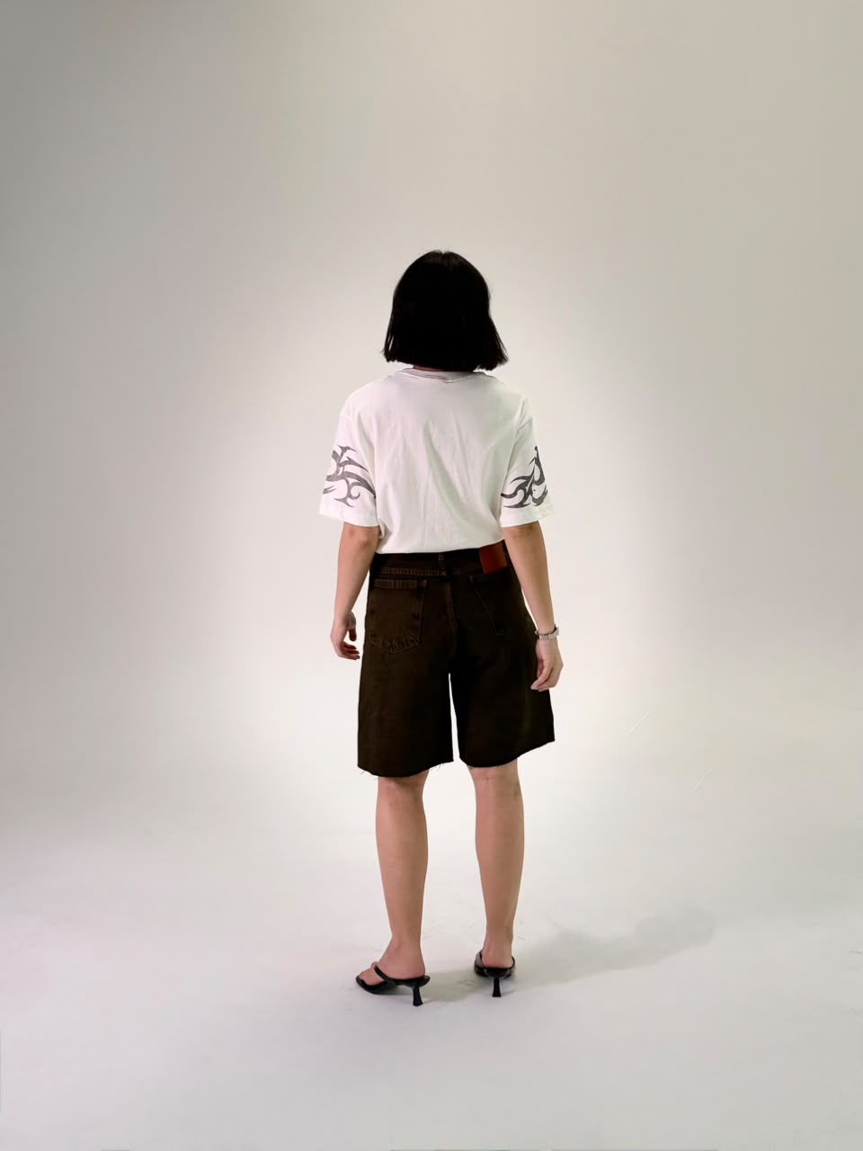 Camiseta branca com estampa tribal, frente e costas (detalhe)