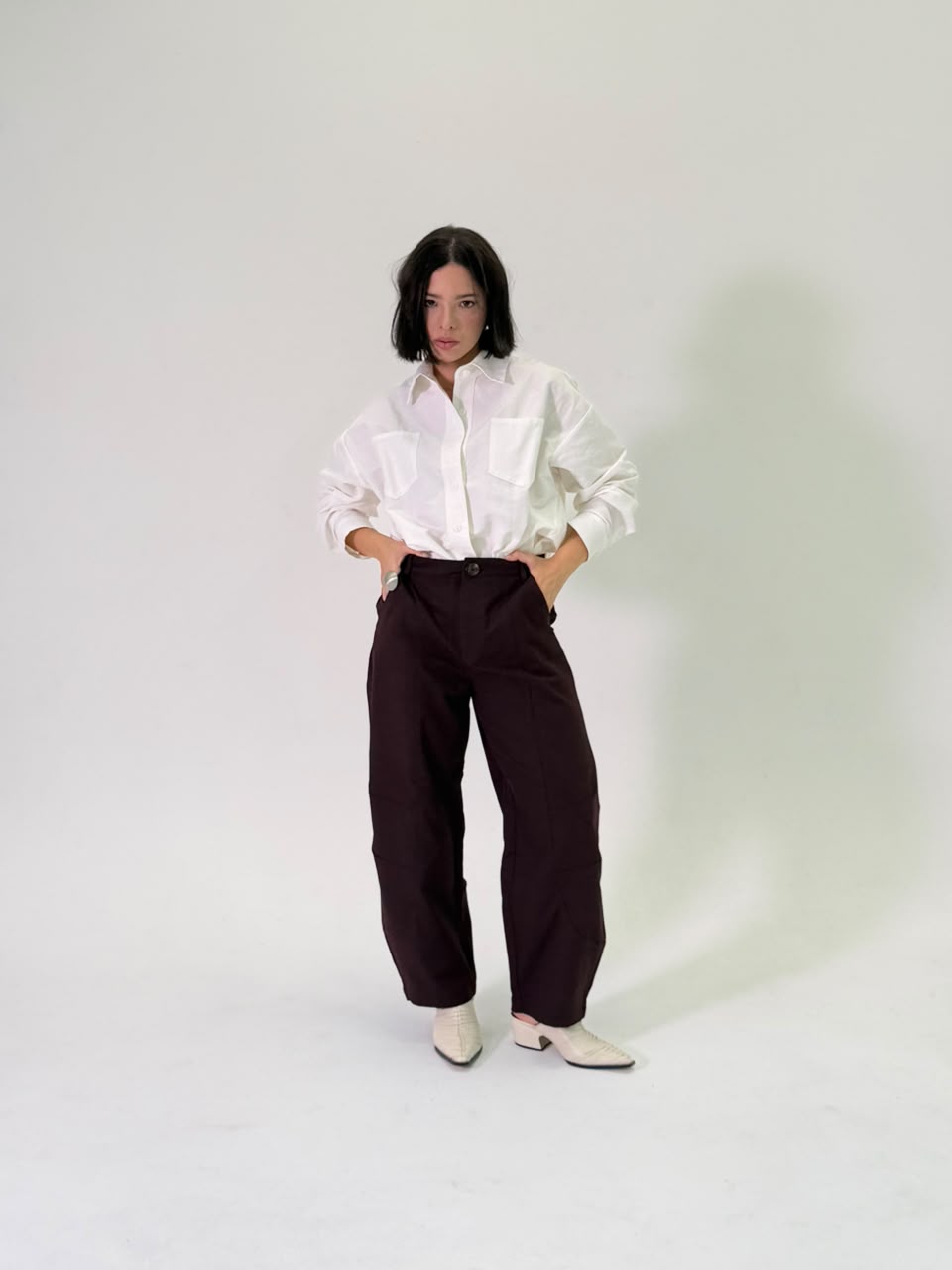 Camisa branca com calça marrom