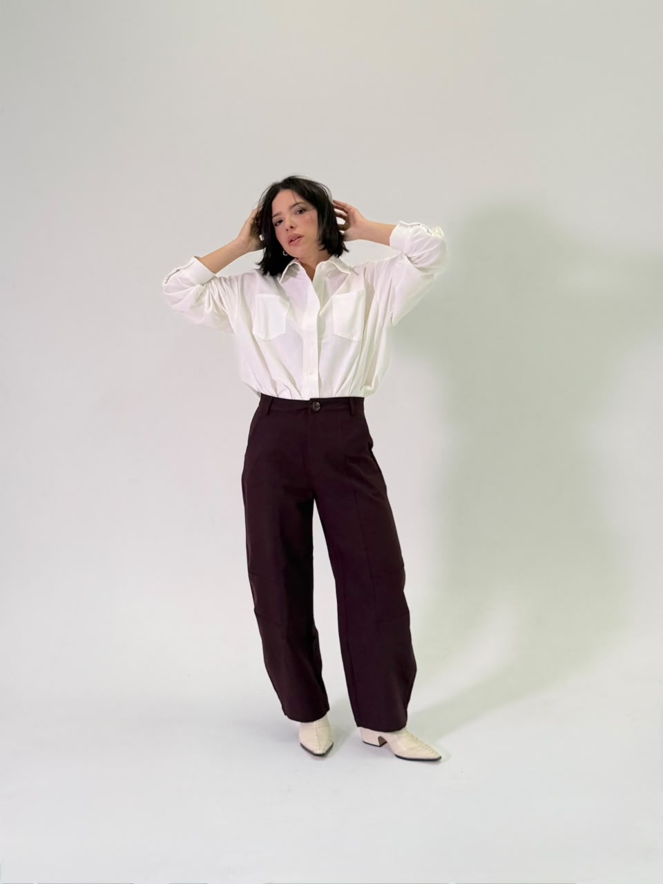 Camisa branca oversized com calça marrom
