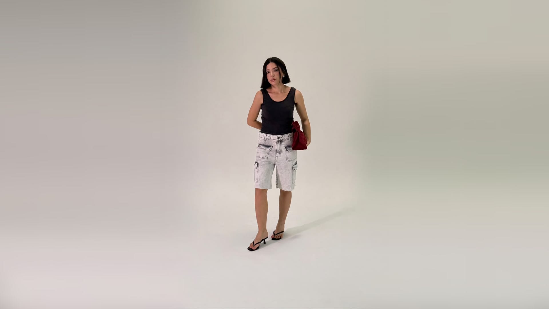 Regata preta com cargo cinza acid wash e clutch bordô