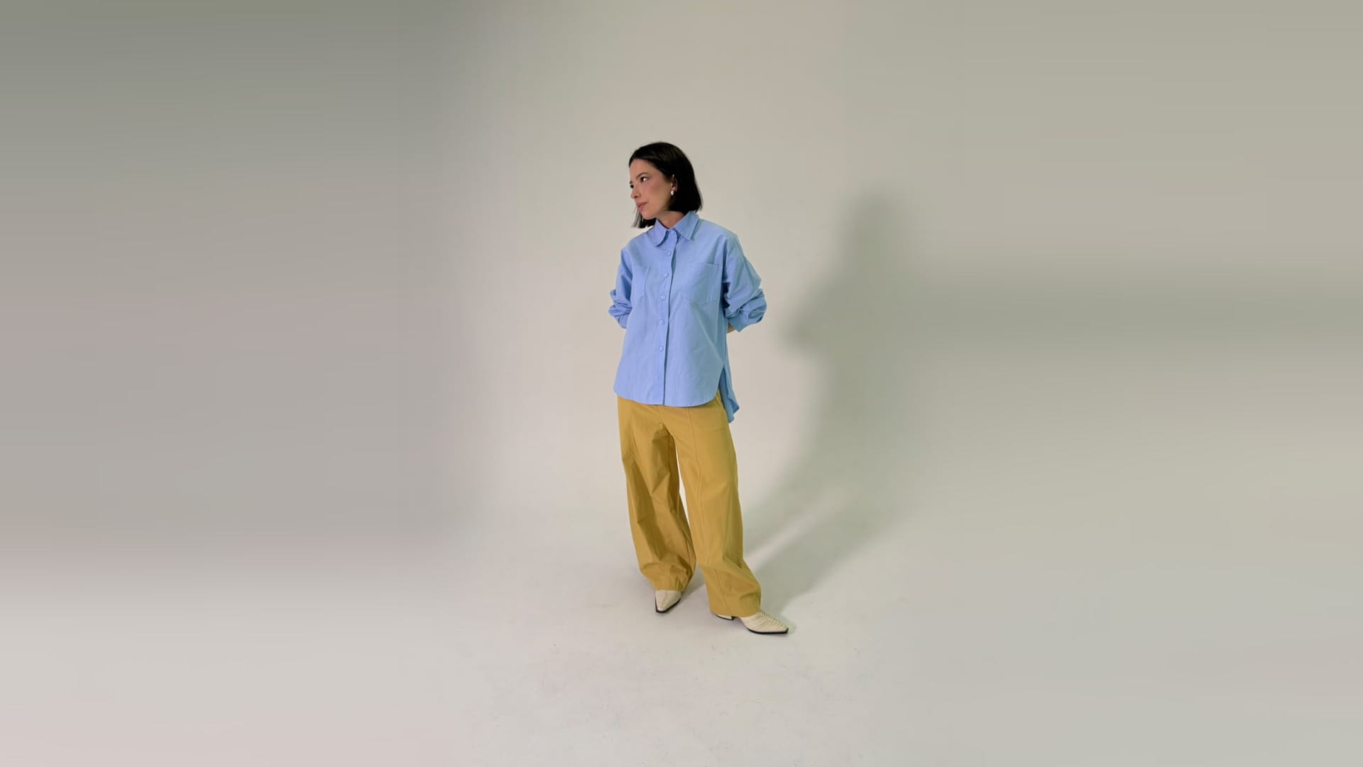 Camisa azul oversized com calça mostarda