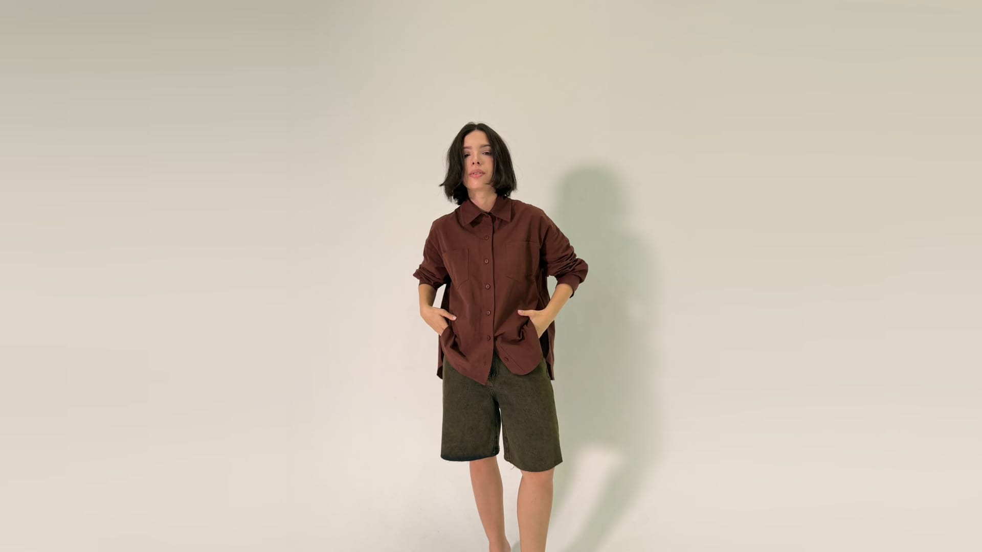 Camisa marrom oversized com bermuda verde oliva