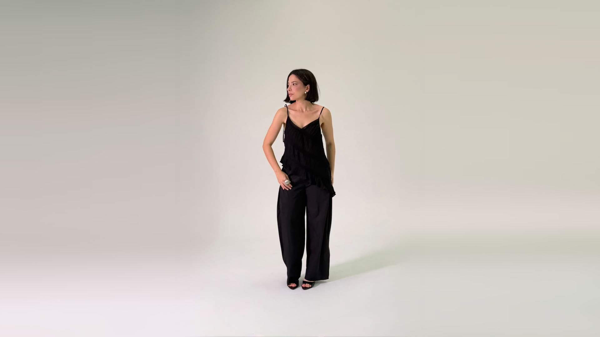 Top slip preto assimétrico com calça preta fluida