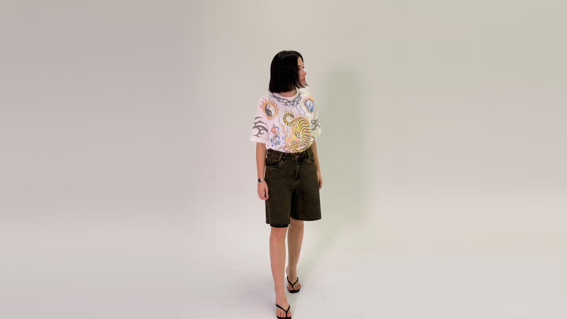 Camiseta branca com estampa tribal, frente e costas