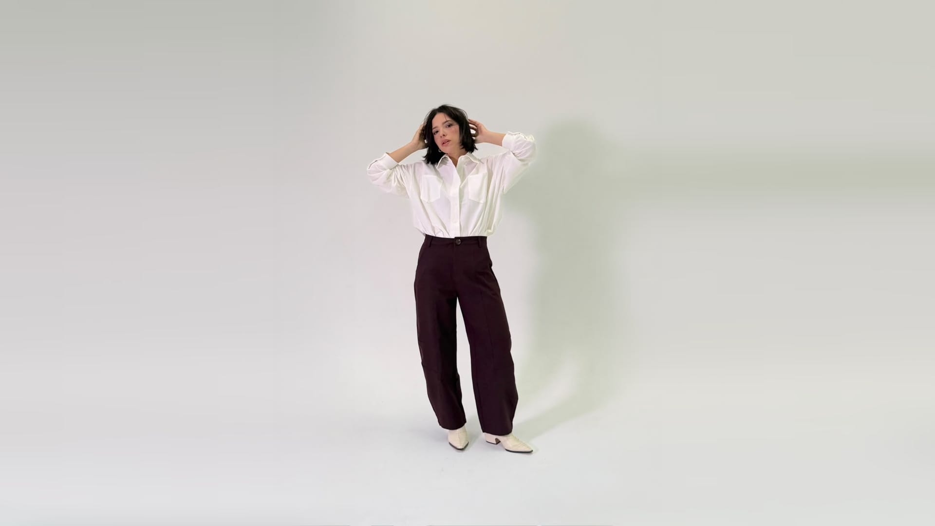 Camisa branca oversized com calça marrom