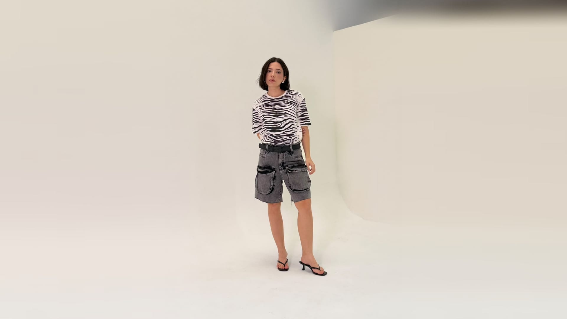Camiseta zebra com bermuda cargo acid wash